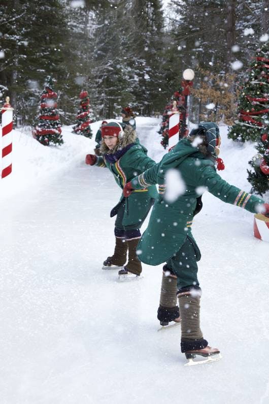 Explorez les histoires magiques du village du Père Noël au Pôle Nord avec la photo - Patinage des Lutins - de l'album de la Mère Noël.